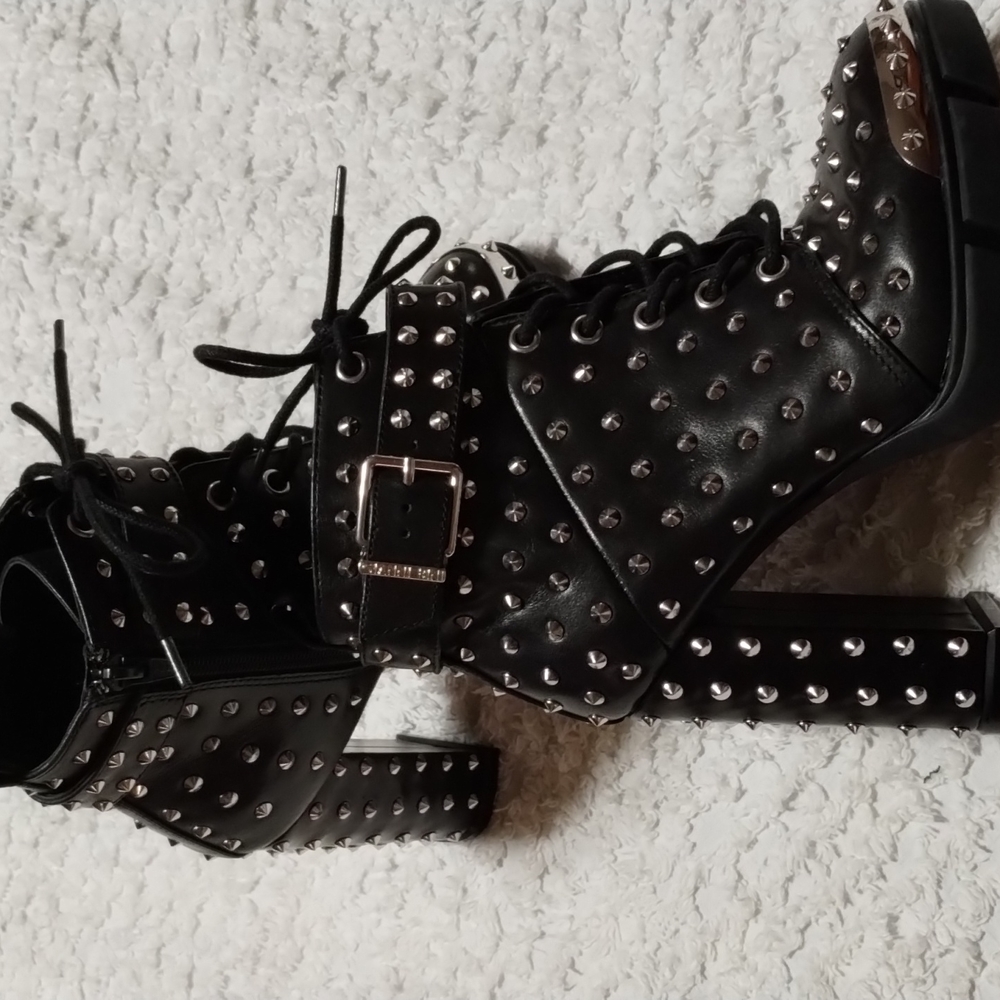 Gianni Bini Rhiannen Studded Booties size 6